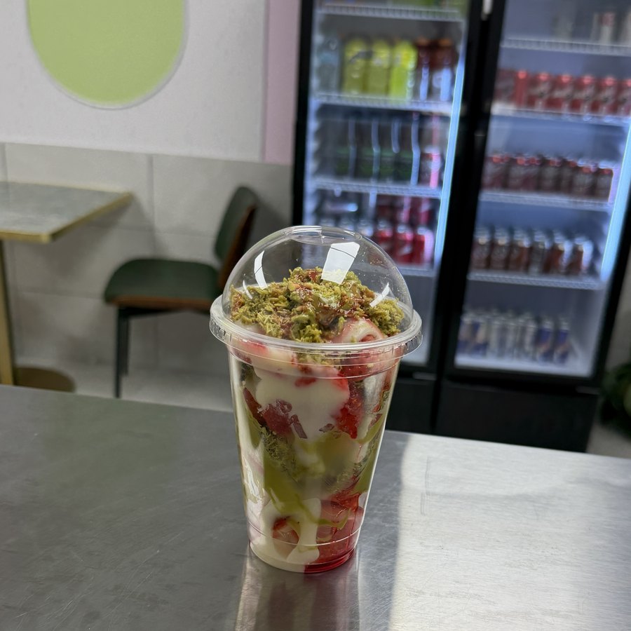 Dubai Strawberry Chocolate Cup